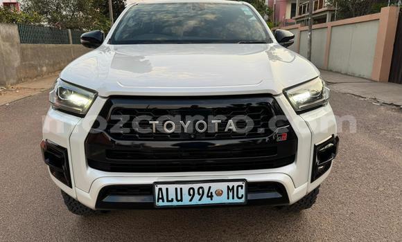 Tenga Itsva Toyota Hilux Chena Mota in Maputo in Maputo