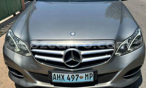 Buy Used Mercedes-Benz E-Classe Brown Car in Maputo in Maputo