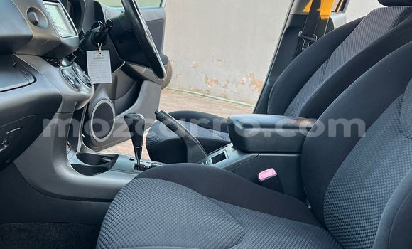 Nunua Ilio tumika Toyota RAV4 Fedha Gari ndani ya Maputo nchini Maputo Nunua Ilio tumika Toyota RAV4 Fedha Gari ndani ya Maputo nchini Maputo