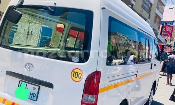 Nunua Ilio tumika Toyota Hiace Nyeupe Gari ndani ya Maputo nchini Maputo Nunua Ilio tumika Toyota Hiace Nyeupe Gari ndani ya Maputo nchini Maputo