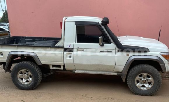 Buy Used Toyota Land Cruiser White Car in Maputo in Maputo Buy Used Toyota Land Cruiser White Car in Maputo in Maputo