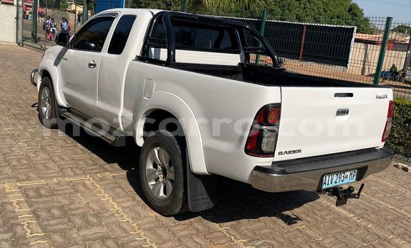Nunua Ilio tumika Toyota Hilux Nyeupe Gari ndani ya Maputo nchini Maputo Nunua Ilio tumika Toyota Hilux Nyeupe Gari ndani ya Maputo nchini Maputo