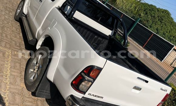 Nunua Ilio tumika Toyota Hilux Nyeupe Gari ndani ya Maputo nchini Maputo Nunua Ilio tumika Toyota Hilux Nyeupe Gari ndani ya Maputo nchini Maputo