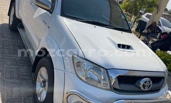 Nunua Ilio tumika Toyota Hilux Nyeupe Gari ndani ya Maputo nchini Maputo Nunua Ilio tumika Toyota Hilux Nyeupe Gari ndani ya Maputo nchini Maputo