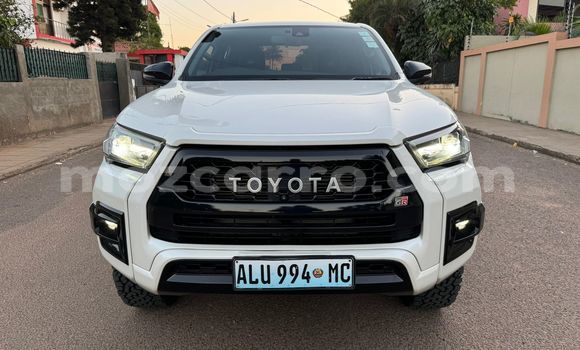 Comprar Usado Toyota Hiluxe Revo Branco Carro em Maputo em Maputo