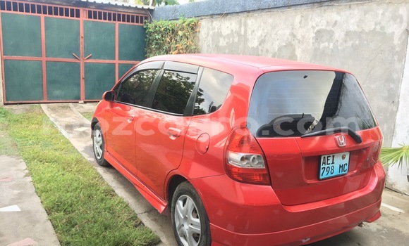 Nunua Ilio tumika Honda Fit Nyekundu Gari ndani ya Quelimane nchini Zambezia