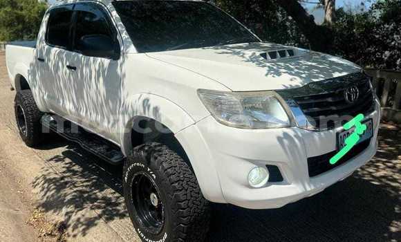Nunua Ilio tumika Toyota Hilux Nyeupe Gari ndani ya Maputo nchini Maputo Nunua Ilio tumika Toyota Hilux Nyeupe Gari ndani ya Maputo nchini Maputo