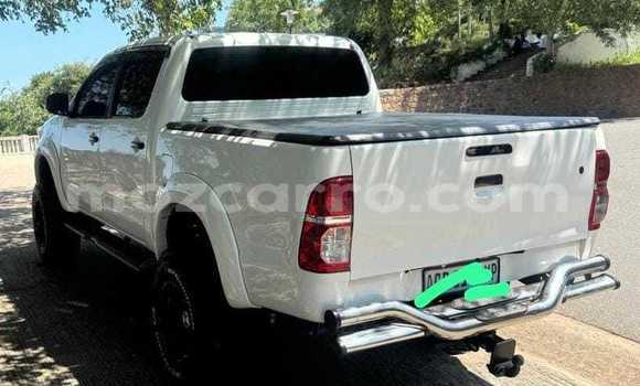 Nunua Ilio tumika Toyota Hilux Nyeupe Gari ndani ya Maputo nchini Maputo Nunua Ilio tumika Toyota Hilux Nyeupe Gari ndani ya Maputo nchini Maputo