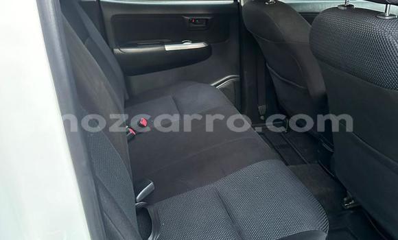 Nunua Ilio tumika Toyota Hilux Nyeupe Gari ndani ya Maputo nchini Maputo Nunua Ilio tumika Toyota Hilux Nyeupe Gari ndani ya Maputo nchini Maputo