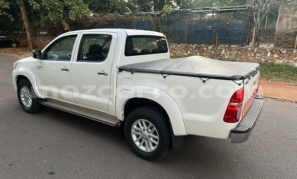 Nunua Ilio tumika Toyota Hilux Nyeupe Gari ndani ya Maputo nchini Maputo Nunua Ilio tumika Toyota Hilux Nyeupe Gari ndani ya Maputo nchini Maputo