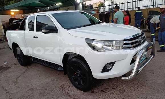 Buy Used Toyota Hiluxe Revo White Car in Maputo in Maputo