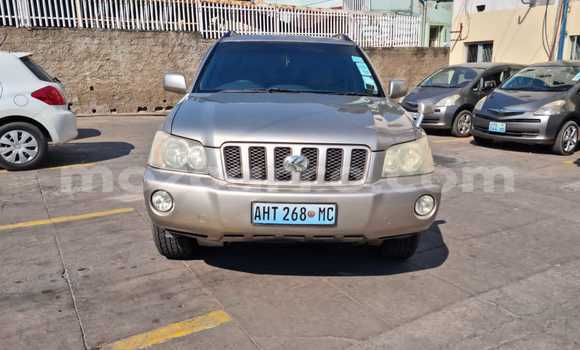 Nunua Ilio tumika Toyota Granvia Brown Gari ndani ya Maputo nchini Maputo