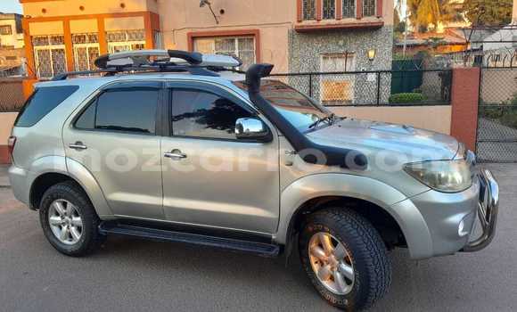 Comprar Usado Toyota Fortuner Castanho Carro em Maputo em Maputo