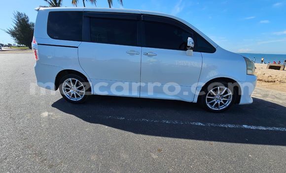 Nunua Ilio tumika Toyota Noah Nyeupe Gari ndani ya Maputo nchini Maputo