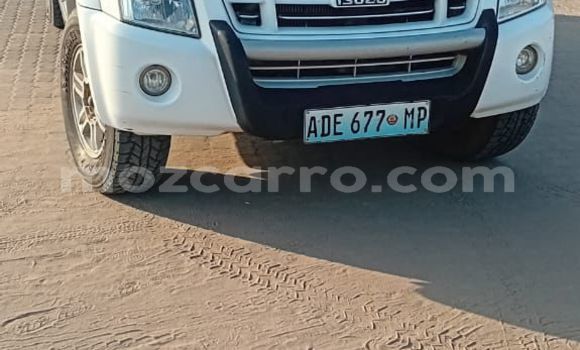 Buy Used Isuzu KB White Car in Maputo in Maputo