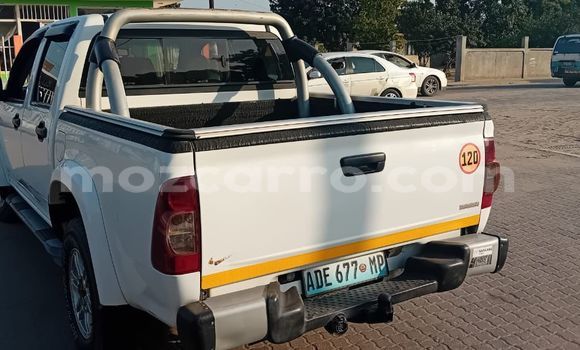 Comprar Usado Isuzu KB Branco Carro em Maputo em Maputo Comprar Usado Isuzu KB Branco Carro em Maputo em Maputo