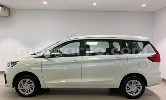 Buy Used Toyota Corolla Rumion White Car in Angoche in Nampula Buy Used Toyota Corolla Rumion White Car in Angoche in Nampula