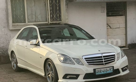 Nunua Ilio tumika Mercedes-Benz C250 coupe Nyeupe Gari ndani ya Maputo nchini Maputo