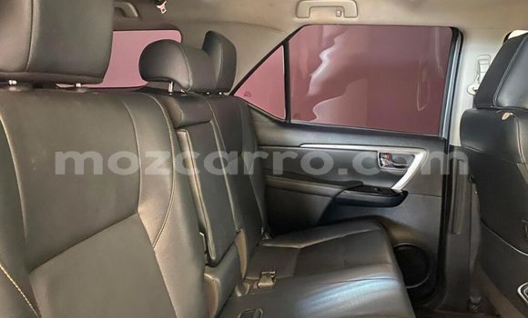 Nunua Ilio tumika Toyota Fortuner Fedha Gari ndani ya Búzi nchini Sofala Nunua Ilio tumika Toyota Fortuner Fedha Gari ndani ya Búzi nchini Sofala