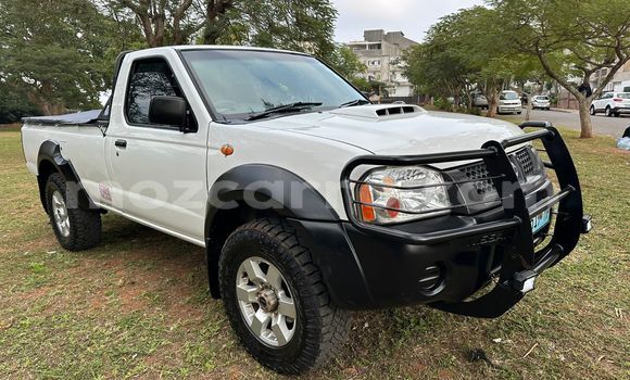 Comprar Usado Nissan NP 300 Branco Carro em Maputo em Maputo