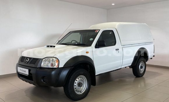 Comprar Usado Nissan Hardbody Branco Carro em Catandica em Manica