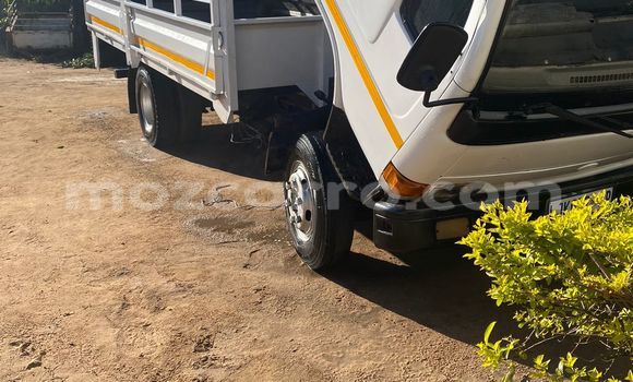 Tenga Tsaru Nissan UD Chena Rori in Xai-Xai in Gaza Tenga Tsaru Nissan UD Chena Rori in Xai-Xai in Gaza