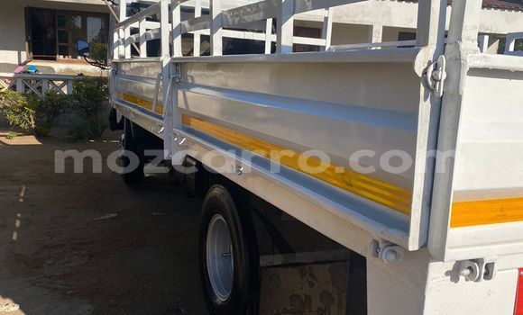 Tenga Tsaru Nissan UD Chena Rori in Xai-Xai in Gaza Tenga Tsaru Nissan UD Chena Rori in Xai-Xai in Gaza