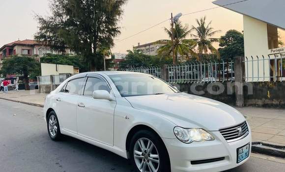 Nunua Ilio tumika Toyota Mark X Nyeupe Gari ndani ya Maputo nchini Maputo