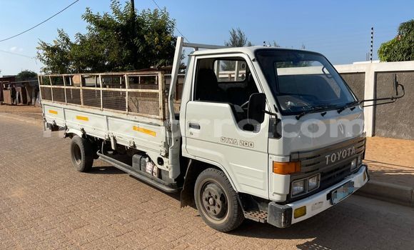Comprar Usado Toyota Dyna Branco Carro em Maputo em Maputo