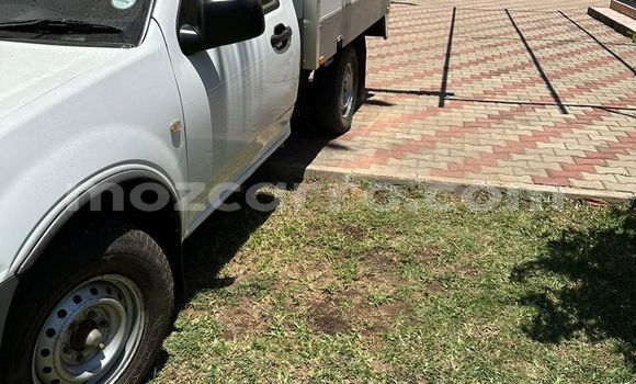 Comprar Usado Isuzu KB Branco Carro em Maputo em Maputo Comprar Usado Isuzu KB Branco Carro em Maputo em Maputo