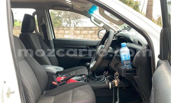 Nunua Ilio tumika Toyota Hilux Nyeupe Gari ndani ya Maputo nchini Maputo Nunua Ilio tumika Toyota Hilux Nyeupe Gari ndani ya Maputo nchini Maputo