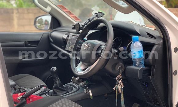 Nunua Ilio tumika Toyota Hilux Nyeupe Gari ndani ya Maputo nchini Maputo Nunua Ilio tumika Toyota Hilux Nyeupe Gari ndani ya Maputo nchini Maputo