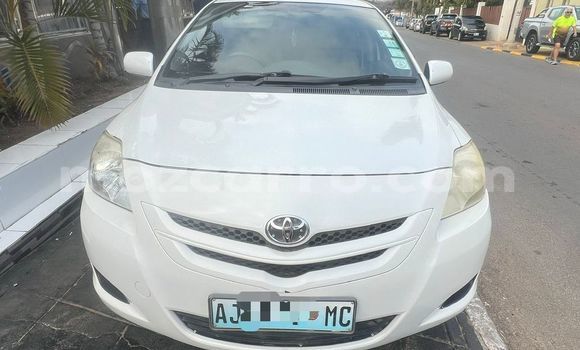 Comprar Usado Toyota Belta Branco Carro em Maputo em Maputo