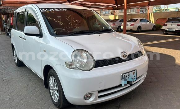 Comprar Usado Toyota Sienta Branco Carro em Maputo em Maputo