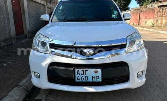 Comprar Usado Toyota Sienta Branco Carro em Maputo em Maputo