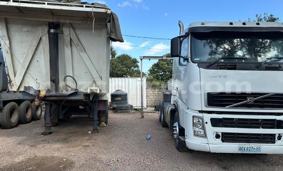 Nunua Ilio tumika Volvo F4 Nyeupe Lori ndani ya Maputo nchini Maputo Nunua Ilio tumika Volvo F4 Nyeupe Lori ndani ya Maputo nchini Maputo