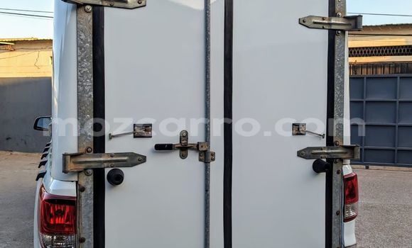 Nunua Ilio tumika Mazda BT-50 Nyeupe Gari ndani ya Maputo nchini Maputo Nunua Ilio tumika Mazda BT-50 Nyeupe Gari ndani ya Maputo nchini Maputo