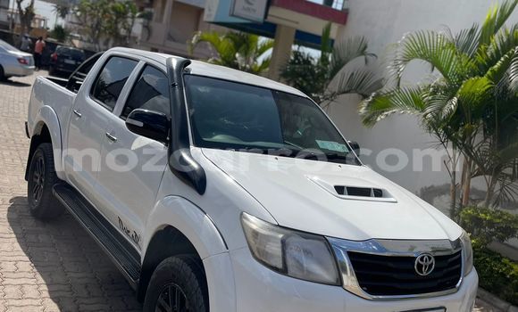 Buy Used Toyota Hilux White Car in Maputo in Maputo