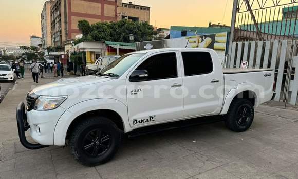 Buy Used Toyota Hilux White Car in Maputo in Maputo