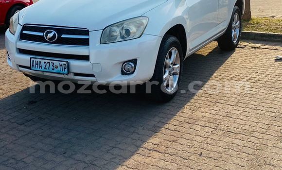 Nunua Ilio tumika Toyota RAV4 Nyeupe Gari ndani ya Maputo nchini Maputo