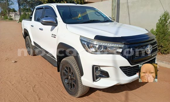 Nunua Ilio tumika Toyota Hiluxe Revo Nyeupe Gari ndani ya Maputo nchini Maputo