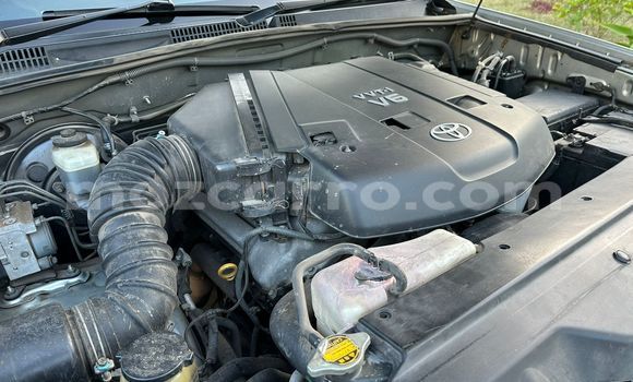 Nunua Ilio tumika Toyota Land Cruiser Prado Fedha Gari ndani ya Maputo nchini Maputo Nunua Ilio tumika Toyota Land Cruiser Prado Fedha Gari ndani ya Maputo nchini Maputo
