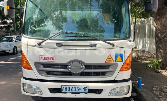 Comprar Usado Hino 300 Series Branco Caminhão em Maputo em Maputo