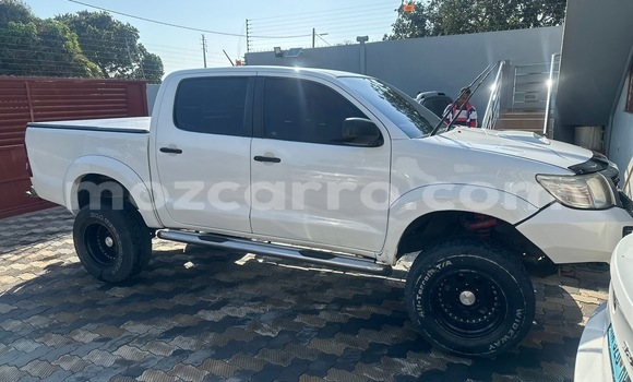 Tenga Tsaru Toyota Hilux Chena Mota in Maputo in Maputo