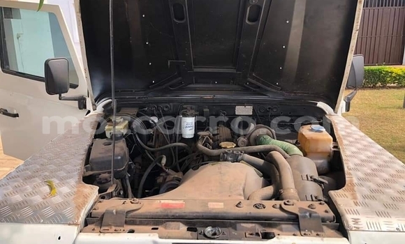 Buy Used Land Rover Defender White Car in Maputo in Maputo Buy Used Land Rover Defender White Car in Maputo in Maputo