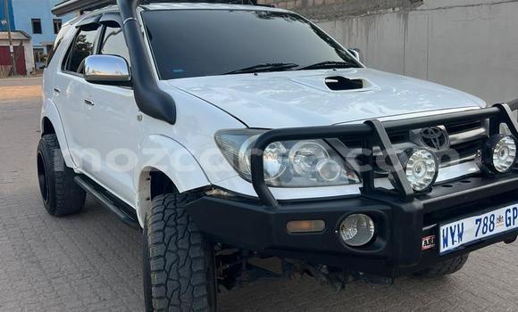 Nunua Ilio tumika Toyota Hilux Nyeupe Gari ndani ya Maputo nchini Maputo Nunua Ilio tumika Toyota Hilux Nyeupe Gari ndani ya Maputo nchini Maputo