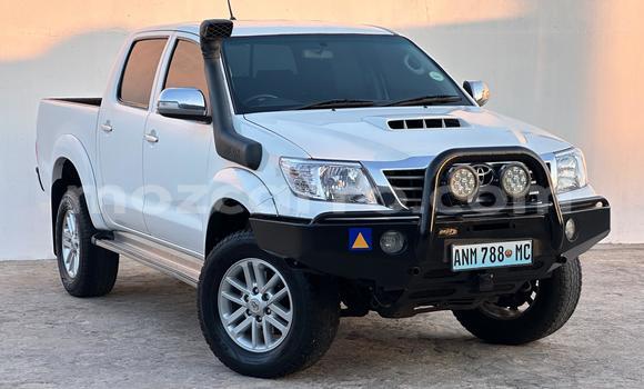 Comprar Usado Toyota Hilux Branco Carro em Maputo em Maputo