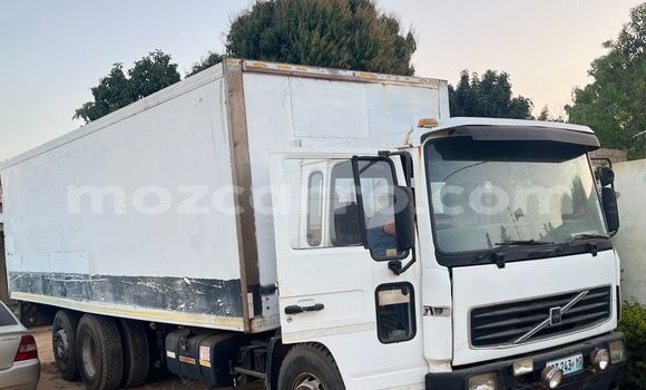 Nunua Ilio tumika Volvo 164 Nyeupe Gari ndani ya Maputo nchini Maputo