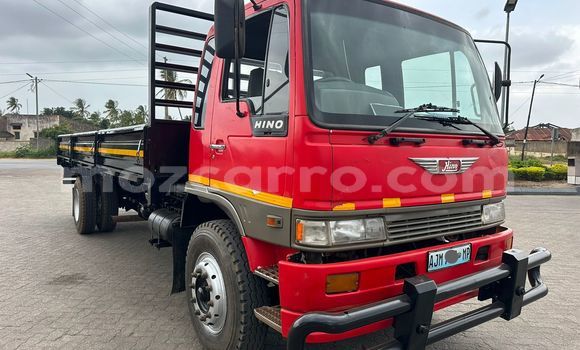 Comprar Usado Hino 300 Series Vermelho Caminhão em Xai-Xai em Gaza Comprar Usado Hino 300 Series Vermelho Caminhão em Xai-Xai em Gaza
