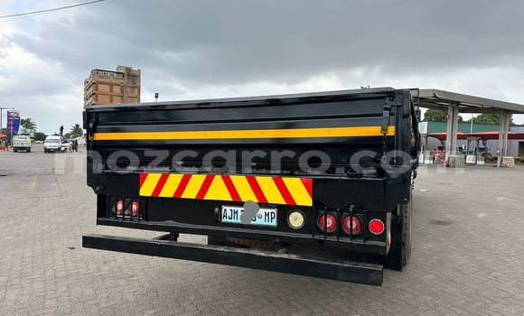 Comprar Usado Hino 300 Series Vermelho Caminhão em Xai-Xai em Gaza Comprar Usado Hino 300 Series Vermelho Caminhão em Xai-Xai em Gaza